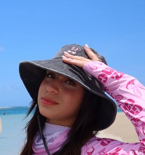 WASHED BLACK BUCKET HAT (pink logo)