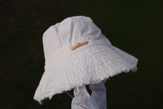 WHITE BUCKET HAT