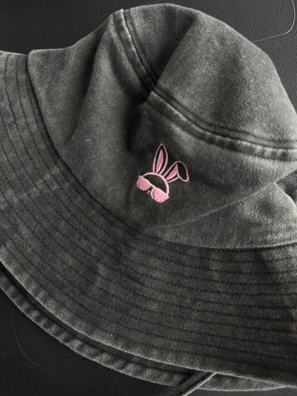 WASHED BLACK BUCKET HAT (pink logo)