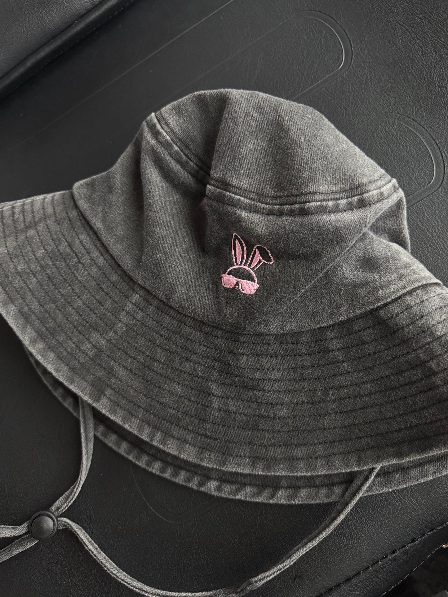WASHED BLACK BUCKET HAT (pink logo)