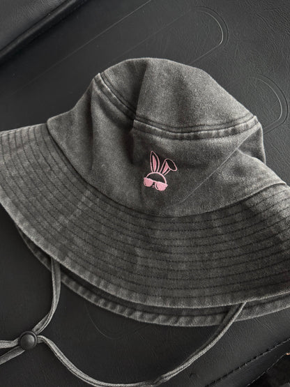 WASHED BLACK BUCKET HAT (pink logo)