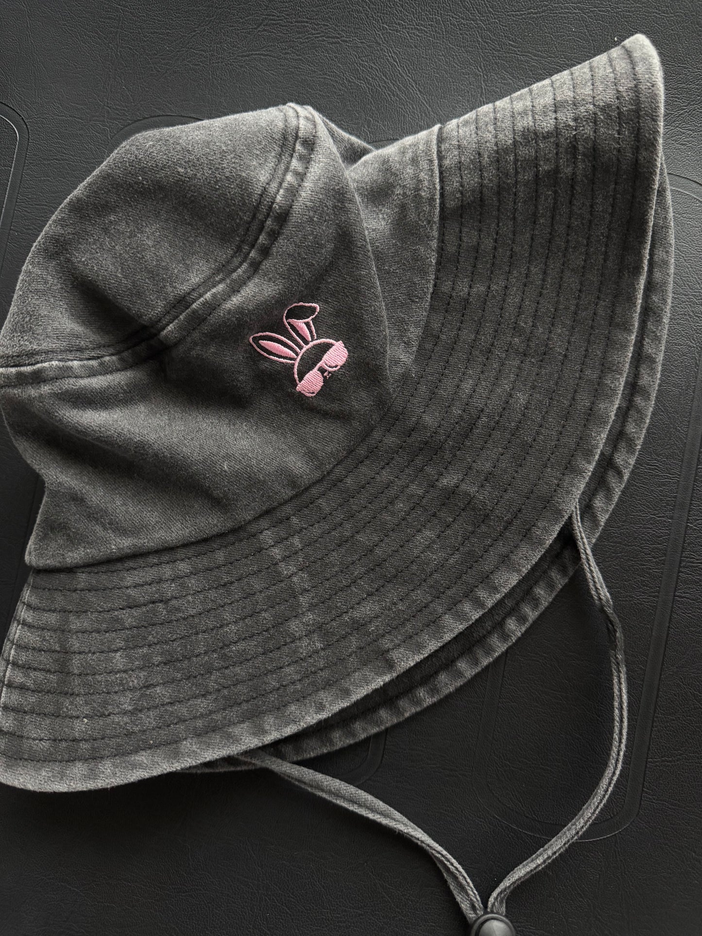 WASHED BLACK BUCKET HAT (pink logo)
