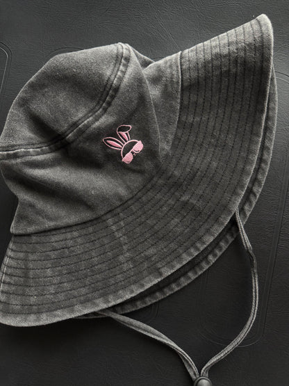 WASHED BLACK BUCKET HAT (pink logo)