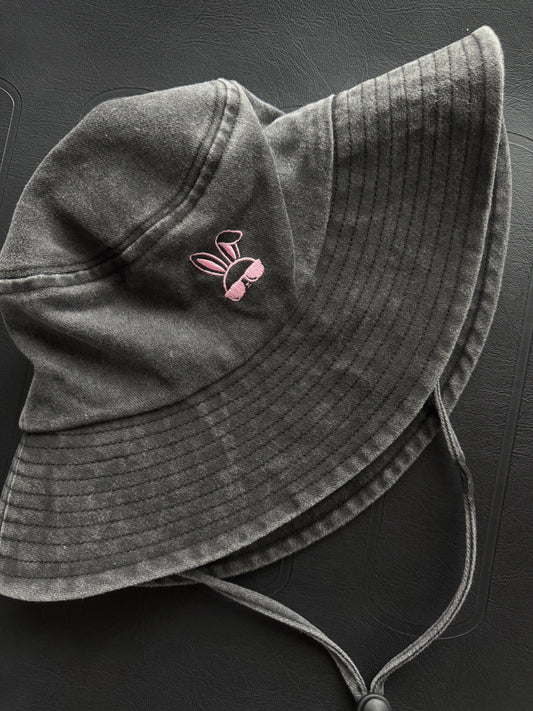 WASHED BLACK BUCKET HAT (pink logo)