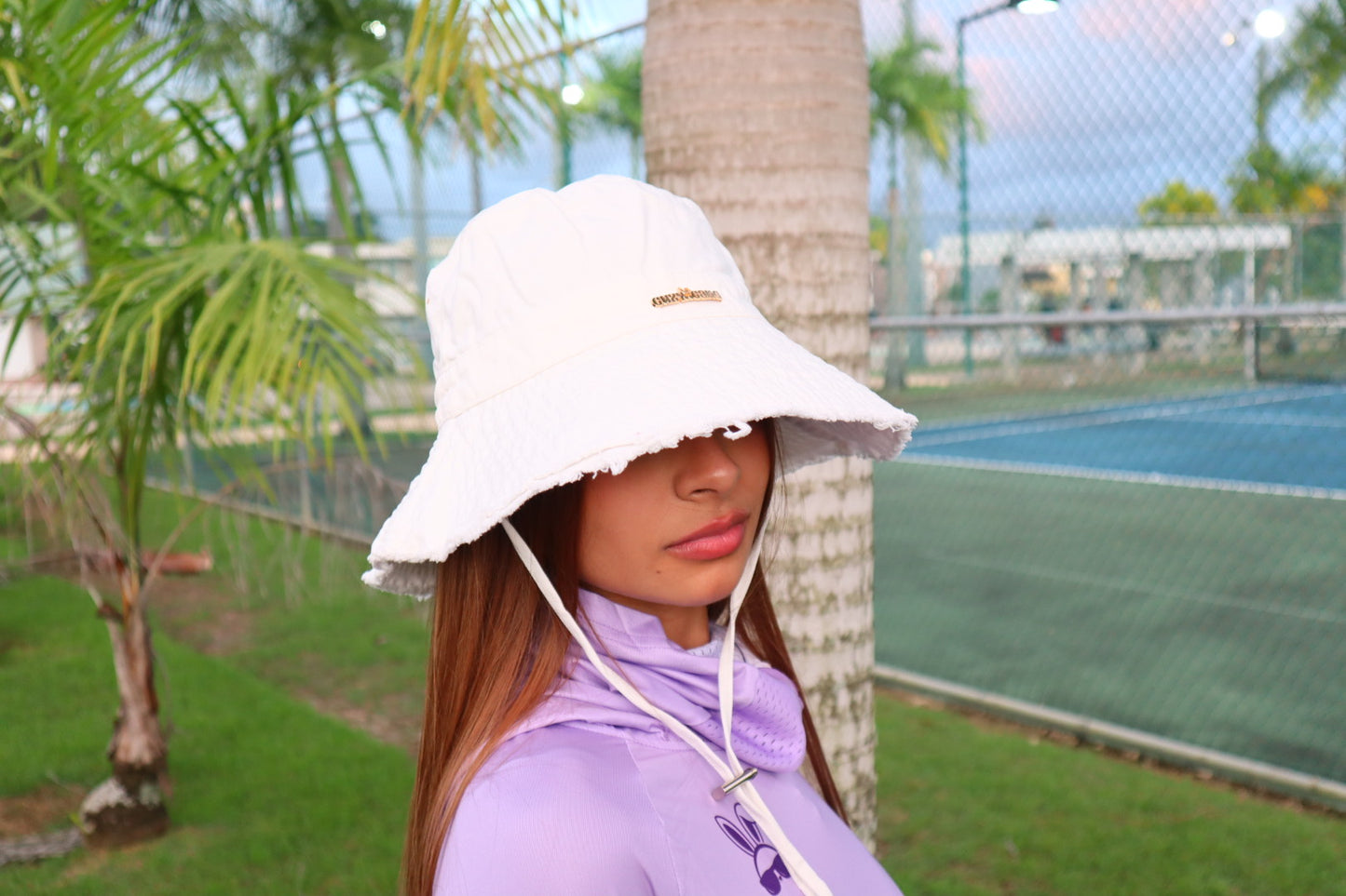 WHITE BUCKET HAT
