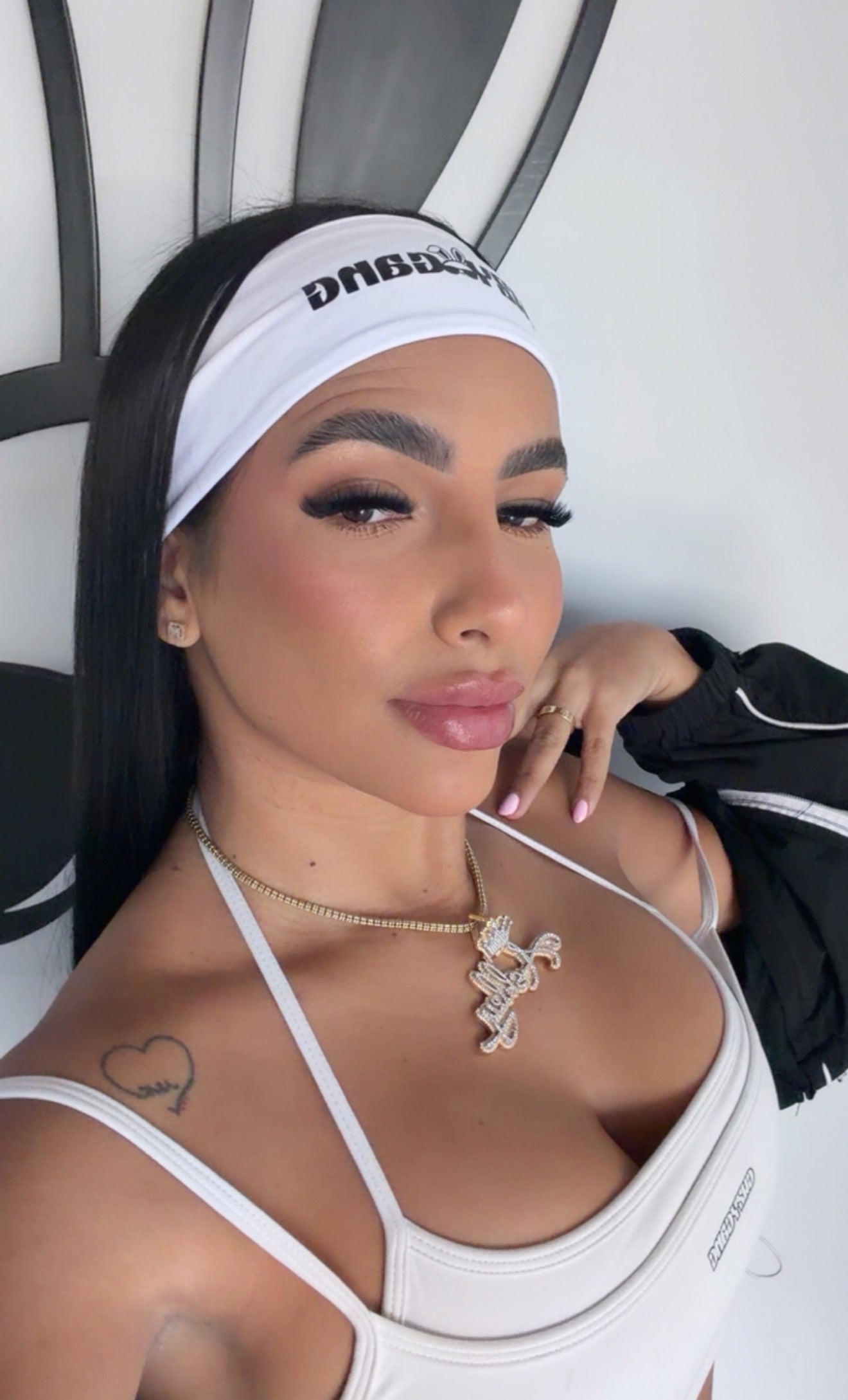 𝐖𝐇𝐈𝐓𝐄 𝐇𝐄𝐀𝐃 𝐁𝐀𝐍𝐃